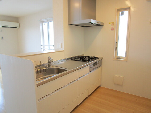 キッチン　対面式３口ガスコンロ付システムキッチン