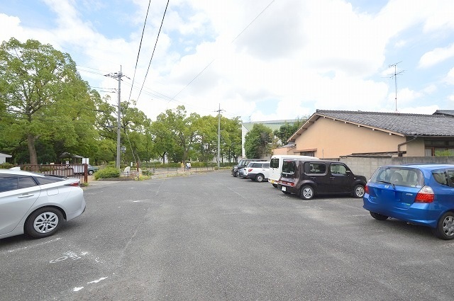 駐車場　駐車場があるので、車を買う予定の方も安心です