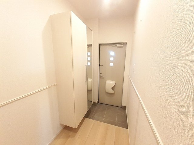 玄関　大型のシューズボックスで靴をたくさん収納できます。