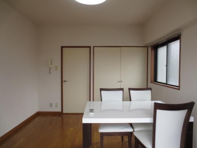 居室・リビング　★二面採光の明るい洋室★