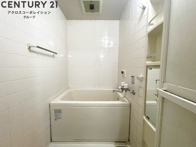 バス・シャワールーム　浴室乾燥・追い炊き機能付きで便利です♪