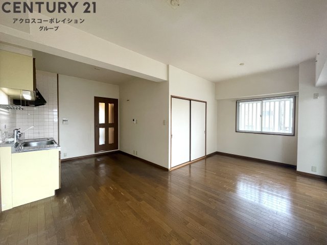 居室・リビング　床色が落ち着いた色合いで綺麗です♪