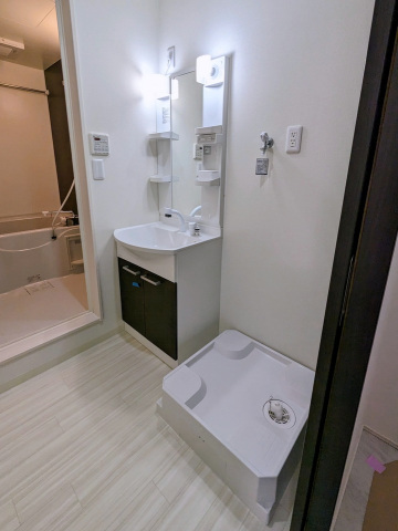 洗面設備　シャンドレ付き洗面台と洗濯機置き場