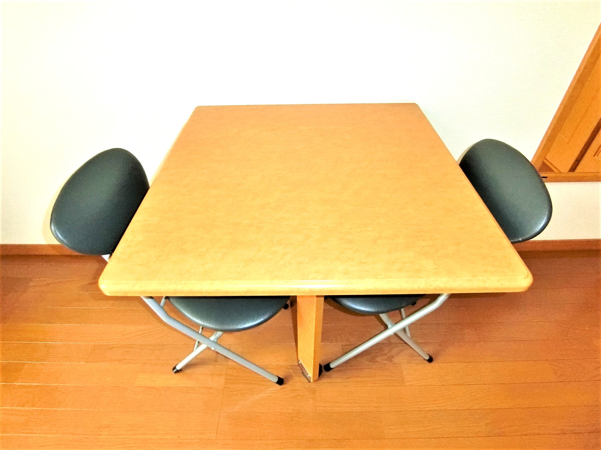 その他共有部分　折り畳み式机とイス２脚です☆