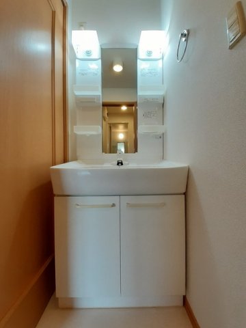 洗面設備　ゆったりとスペースのある洗面所