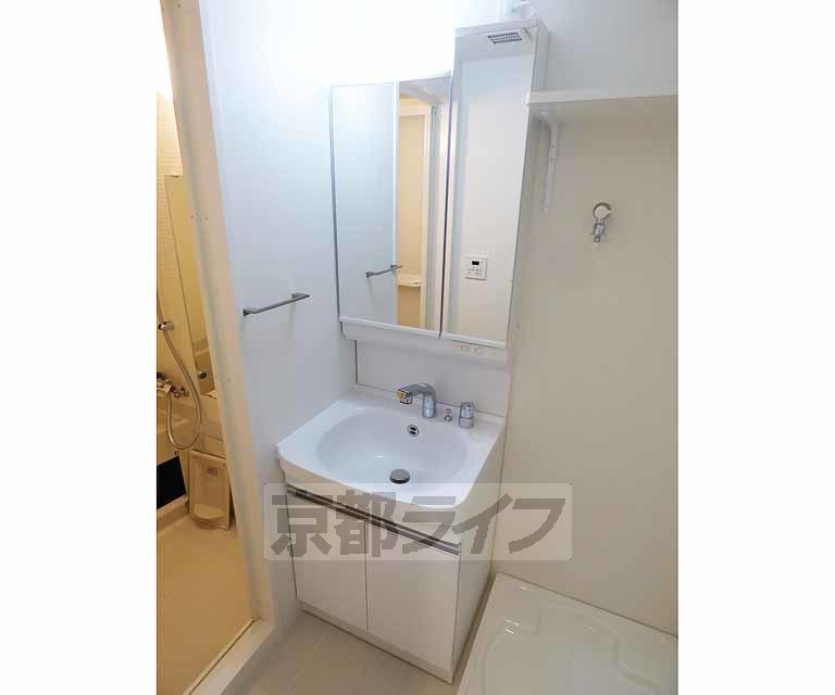 洗面設備　忙しい朝に嬉しい独立洗面台を完備しています。