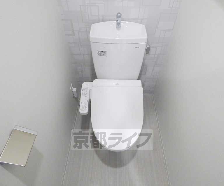 トイレ　ウォシュレット付が嬉しいですね。