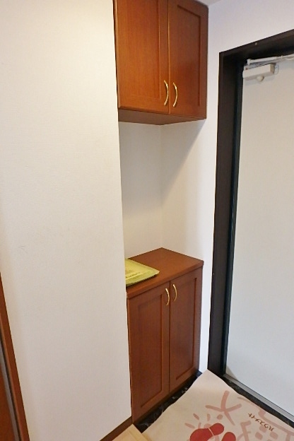 玄関　玄関には上下２ヶ所に収納スペース