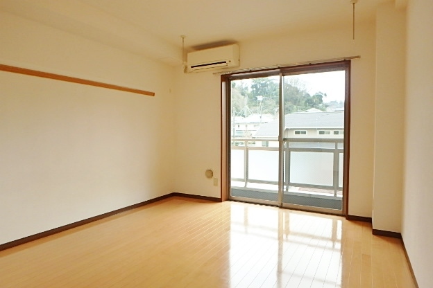 居室・リビング　エアコン付きの洋室８帖