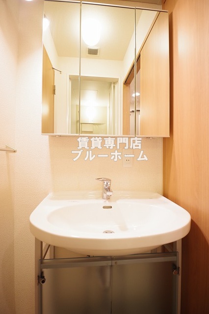 洗面設備　オシャレな三面鏡独立洗面台！