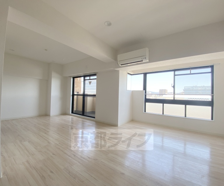 居室・リビング　フルリノベーションで綺麗に改装されました。