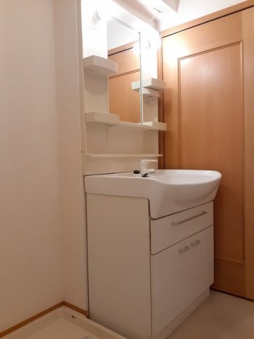 洗面設備　ゆったりとスペースのある洗面所