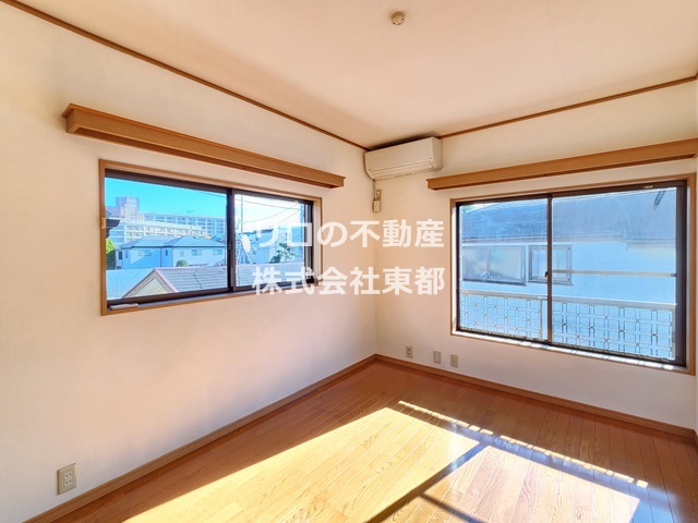 居室・リビング　２階角部屋２面採光の明るい室内空間です♪