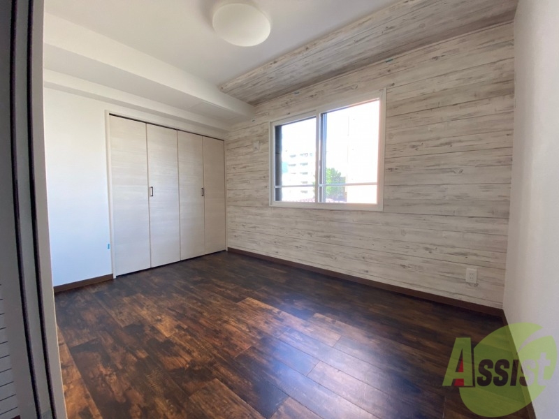 その他部屋・スペース　寝室はこちらです。光が差し込む、温かみのあるお部屋です。