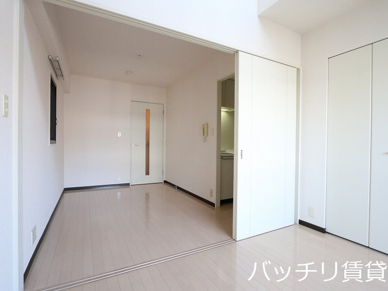 居室・リビング　別号室タイプの為、現状を優先いたします