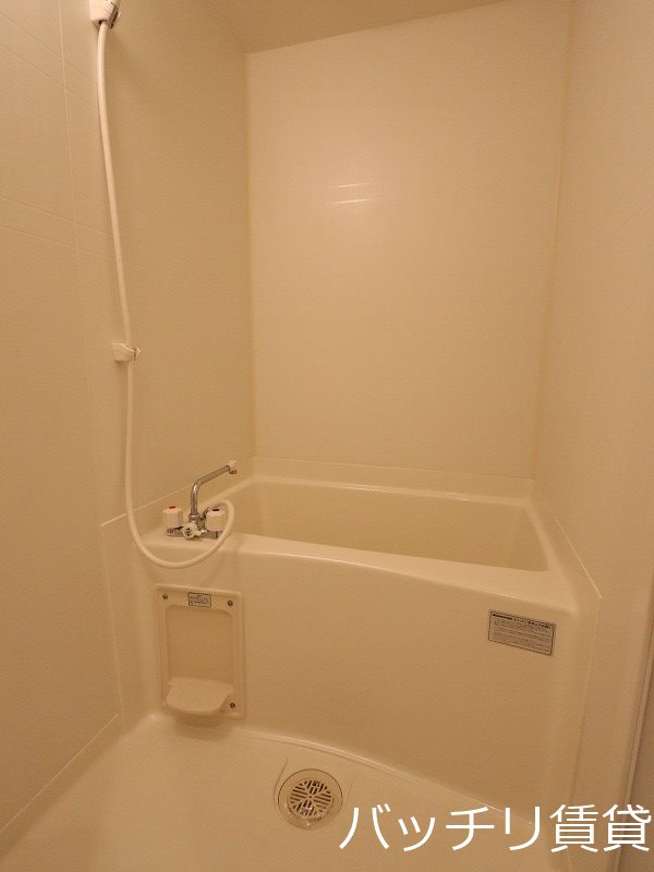 バス・シャワールーム　別号室タイプの為、現状を優先いたします