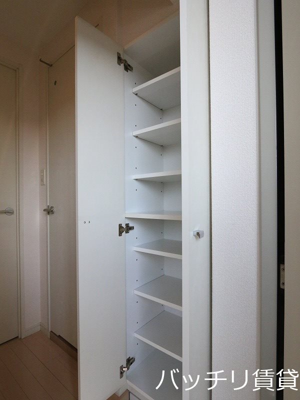 玄関　別号室タイプの為、現状を優先いたします