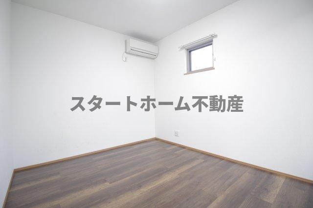 その他部屋・スペース　落ち着いた色調の寝室です