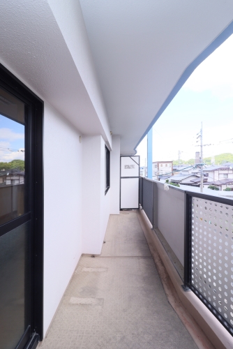 バルコニー　同号・別部屋の写真を使用しています。現況を優先します。