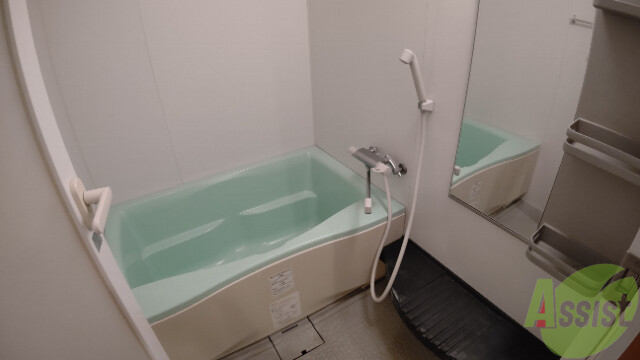 バス・シャワールーム　バスルームはこちらです。広々としてゆったり休めます。