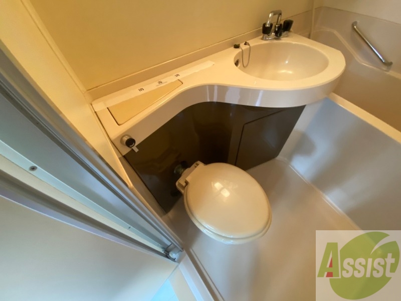 トイレ　ユニットバス内のトイレです。一人暮らしなら十分ですね