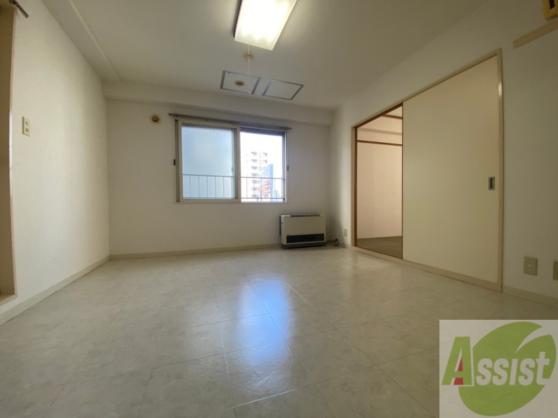 居室・リビング　リビングです。白を基調としていてお部屋全体が明るいですね！