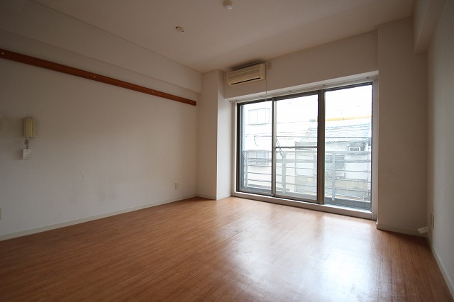 居室・リビング　同物件別号室のものです。