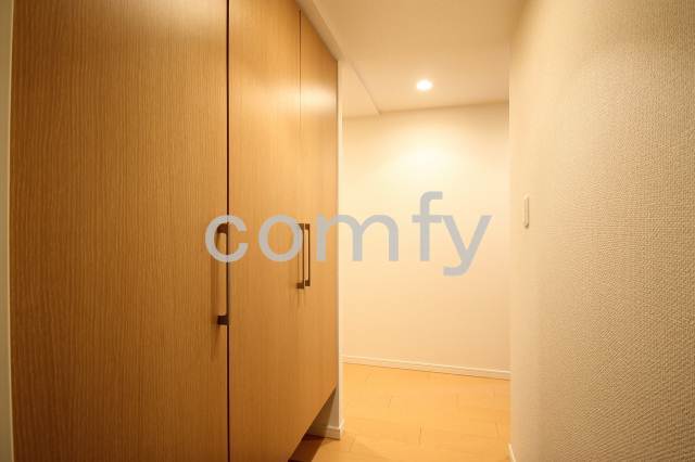 玄関　フローリングのエントランスホール