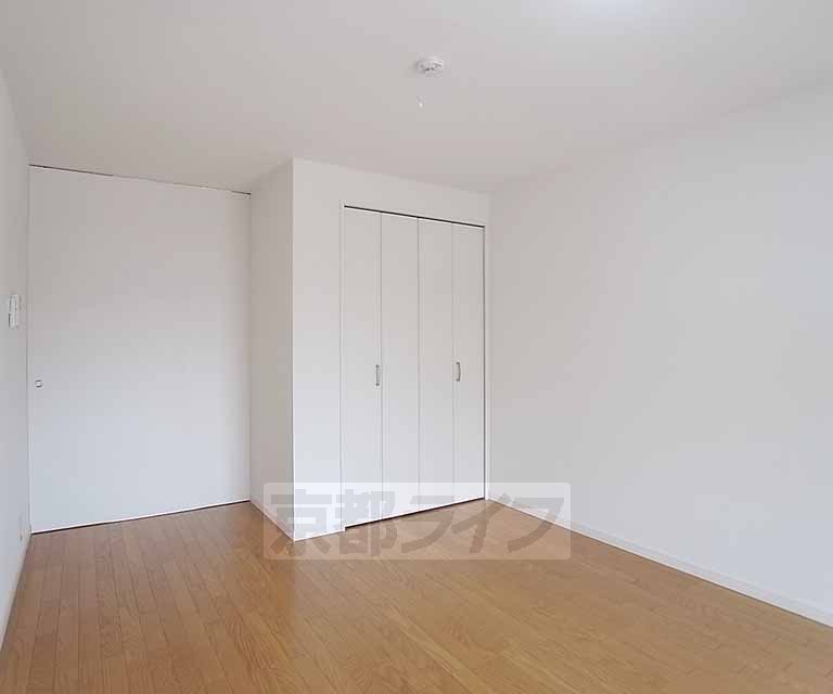 居室・リビング　キッチンとの仕切りもあります。