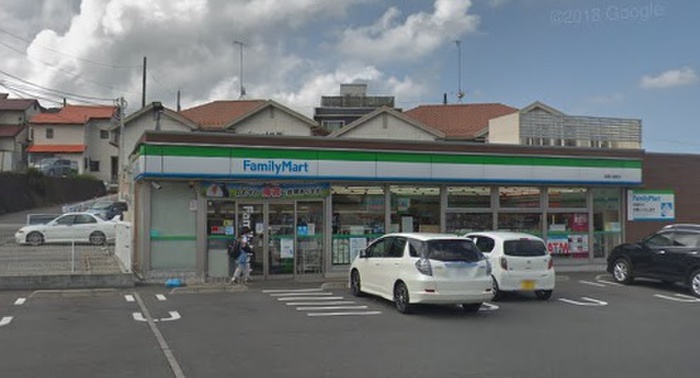 コンビニ　ファミリーマート綾瀬小園西（コンビニ）まで330m