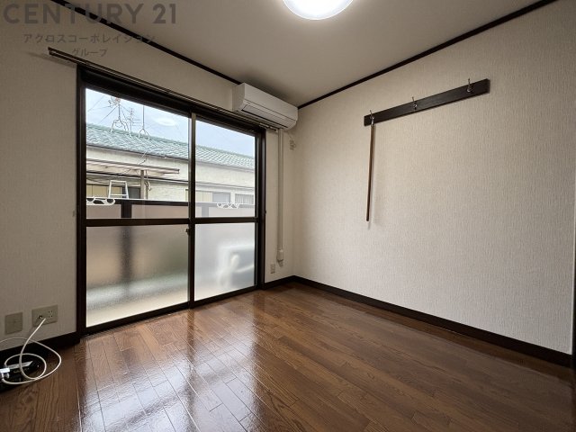 居室・リビング　エアコン・照明付きの5帖の洋室です♪