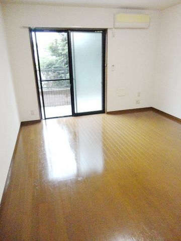 居室・リビング　★日当たりの良い９帖の洋室★