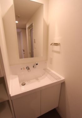 洗面設備　朝の身支度に便利な独立洗面台！