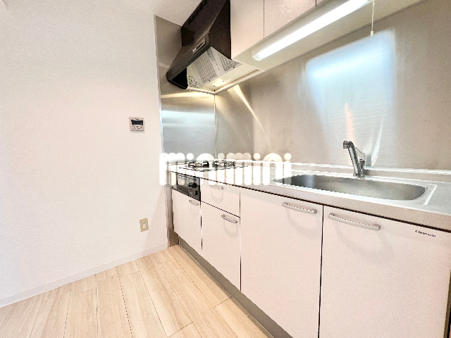 キッチン　９．６帖のリビング、５．２帖の洋間です