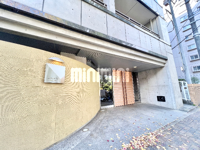 エントランス　白い床材の明るいお部屋！