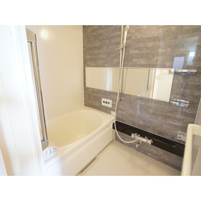 バス・シャワールーム　おしゃれなフィルムや大きな鏡が付いた浴室♪