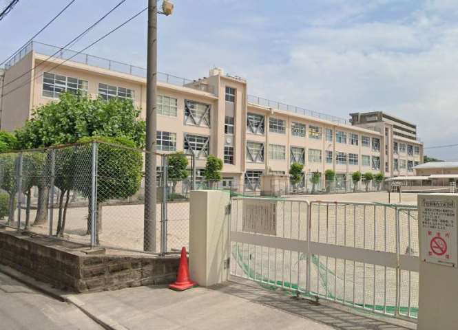中学校　福岡市立中学校吉塚中学校（中学校）まで426m