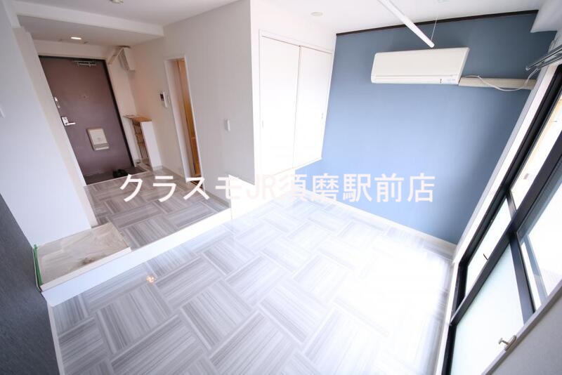 居室・リビング　内装は落ち着いた色合いで、くつろげる空間になりそうですね。