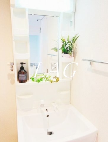 洗面設備　洗面台です。装飾品は付きません。