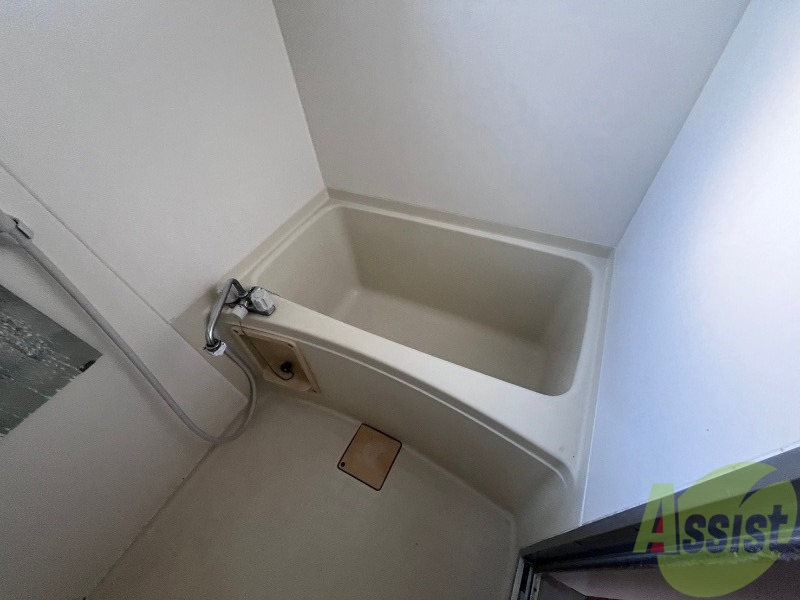 バス・シャワールーム　洋室はこちらです。肩まで浸かることができそうですね。