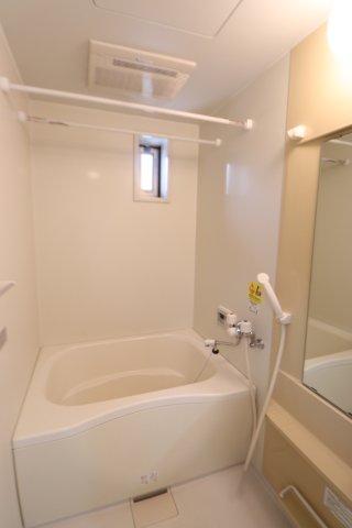 バス・シャワールーム　同タイプの間取りの別号室参考写真です。現況優先となります。