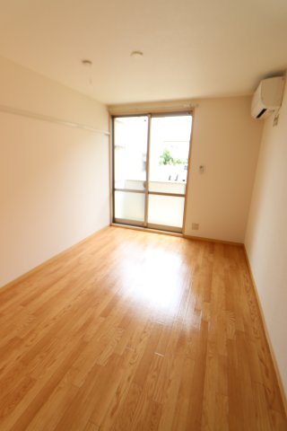 居室・リビング　同タイプの間取りの別号室参考写真です。現況優先となります。