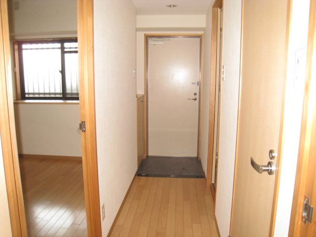玄関　同物件、別号室のものです。