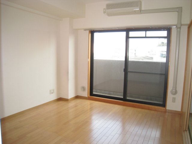 居室・リビング　同物件、別号室のものです。