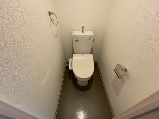 トイレ　イメージとして同建物他部屋を表示しています