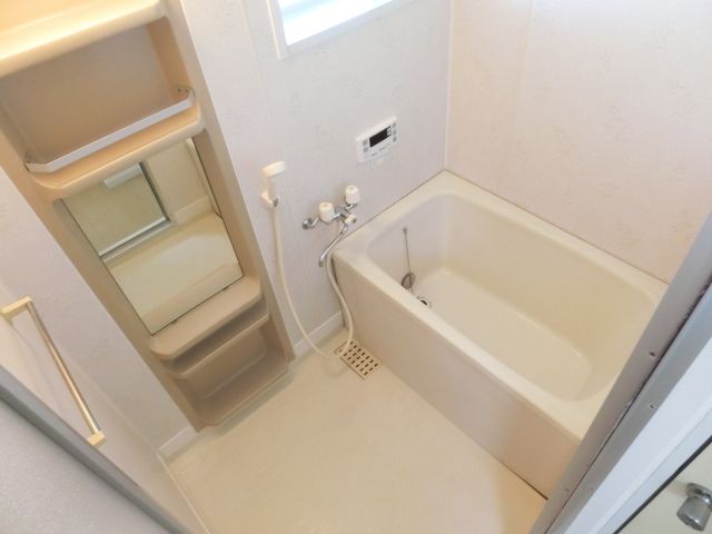 バス・シャワールーム　便利な追焚機能付き、窓も付いてます