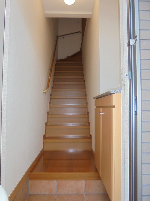 玄関　写真は202号室です