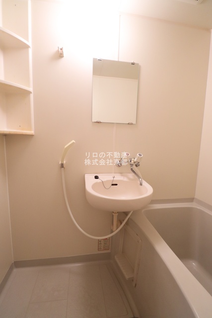 バス・シャワールーム　清潔感のある浴室で、１日の疲れを癒しリラックスできます。