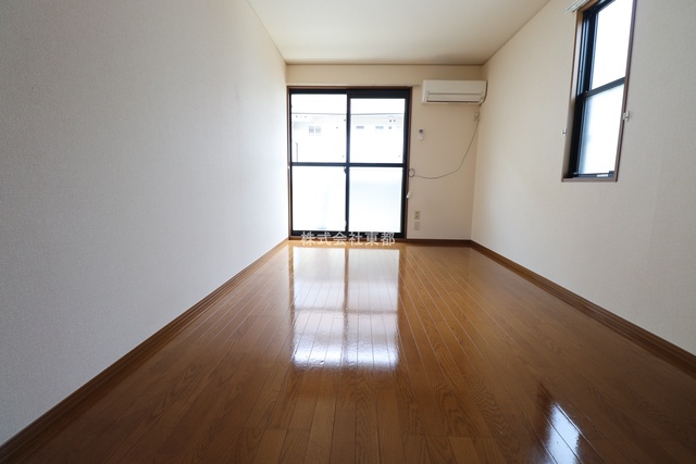 居室・リビング　２面採光なので、明るく風通しのよい過ごしやすいお部屋です♪