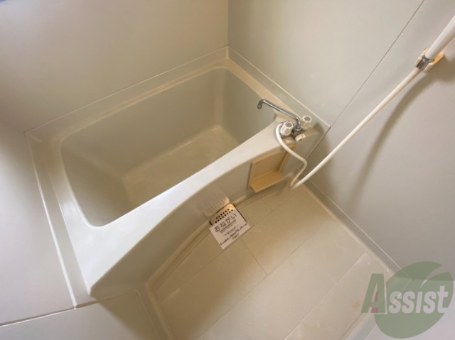 バス・シャワールーム　お風呂に小窓がついていると、ぱっと明るくなっていいですよね。